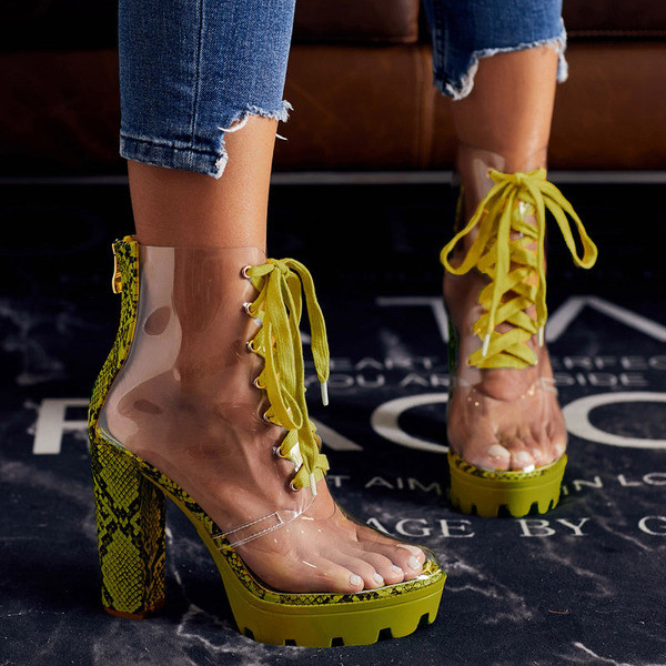 Läbipaistvad paksude kontsade ja paeltega naiste saapad