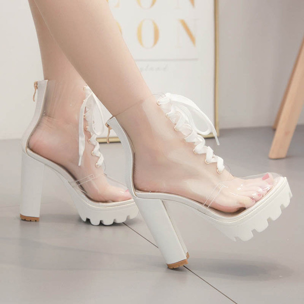 Läbipaistvad paksude kontsade ja paeltega naiste saapad