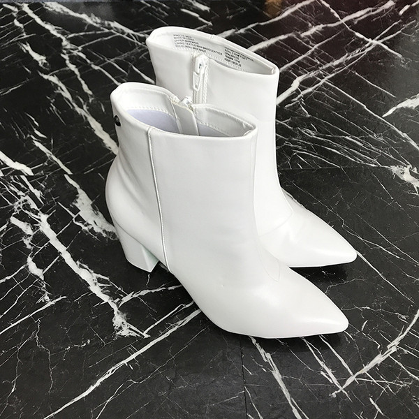 Női alkalmi csizma vastag sarokkal, fehér színben
