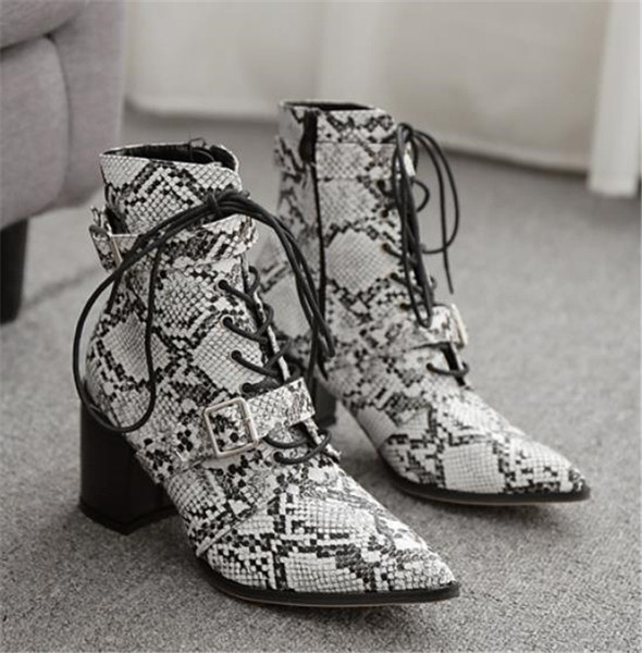 Alkalmi női csizma fűzős állatmintával