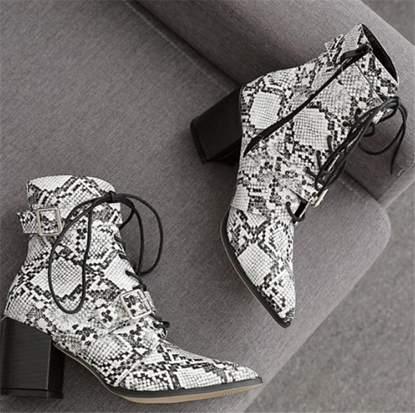 Alkalmi női csizma fűzős állatmintával