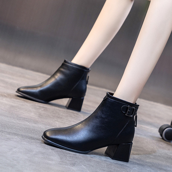 Női bokacsizma cipzárral és csattal