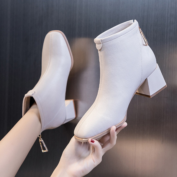 Női bokacsizma cipzárral és csattal