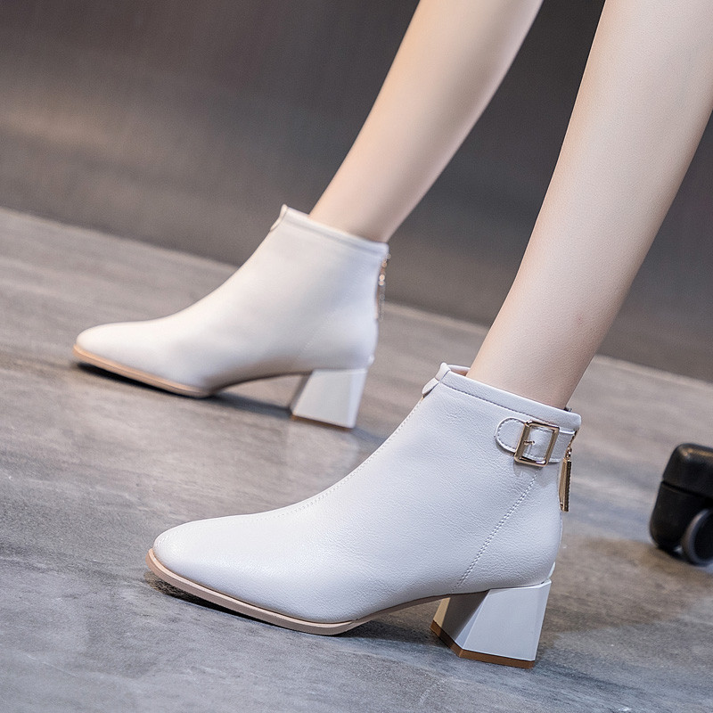 Női bokacsizma cipzárral és csattal