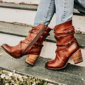 Női csizma új modellje csatokkal és vastag sarokkal
