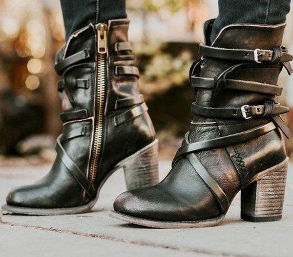 Női csizma új modellje csatokkal és vastag sarokkal