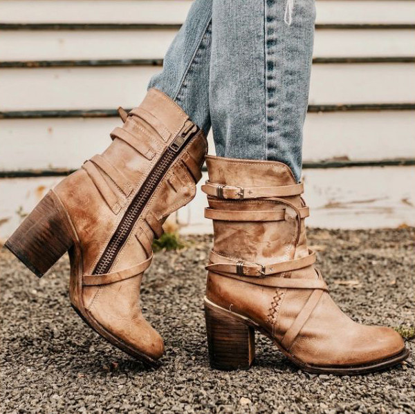 Női csizma új modellje csatokkal és vastag sarokkal