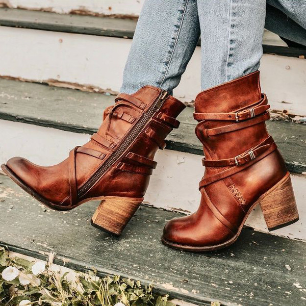 Női csizma új modellje csatokkal és vastag sarokkal