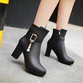 Női alkalmi csizma fém díszítéssel és medállal