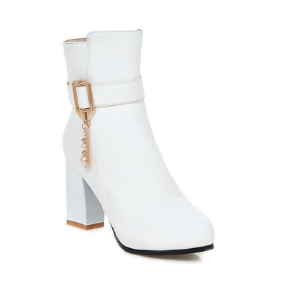 Női alkalmi csizma fém díszítéssel és medállal