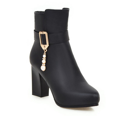 Női alkalmi csizma fém díszítéssel és medállal