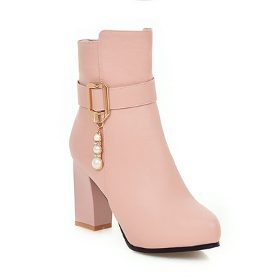 Női alkalmi csizma fém díszítéssel és medállal