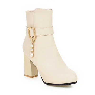 Női alkalmi csizma fém díszítéssel és medállal