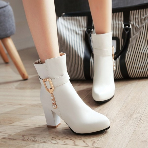 Női alkalmi csizma fém díszítéssel és medállal