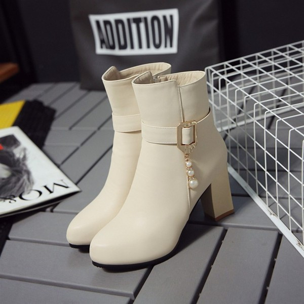 Női alkalmi csizma fém díszítéssel és medállal