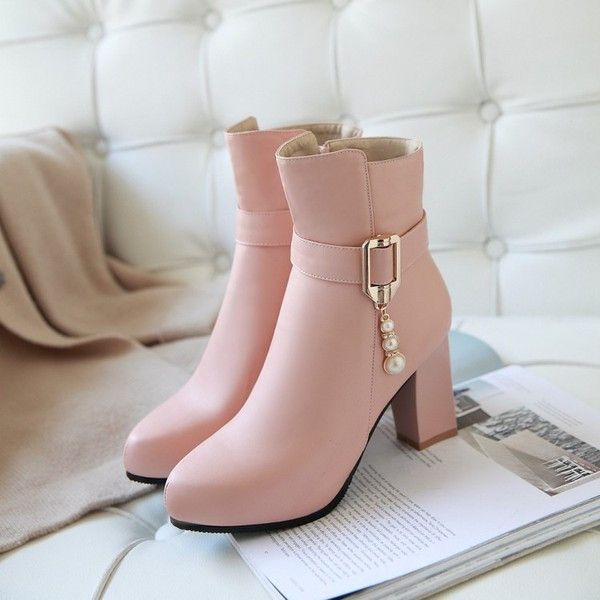 Női alkalmi csizma fém díszítéssel és medállal