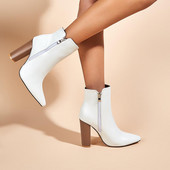 Eko bőrből készült stílusos női csizma, magassarkúval