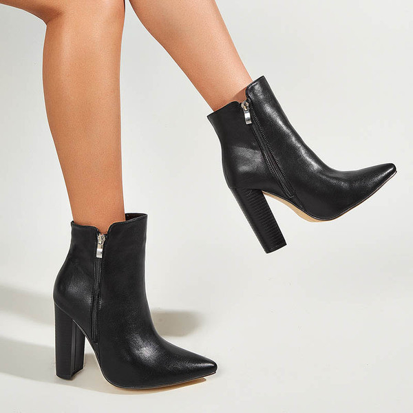 Eko bőrből készült stílusos női csizma, magassarkúval