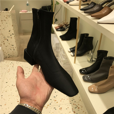 Γυναικείες μπότες στρογγυλεμένες με φερμουάρ