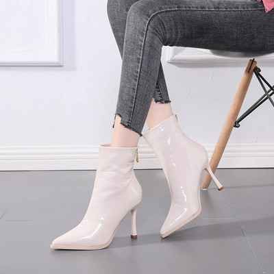 Lakirane čizme s tankom petom i patentnim zatvaračem