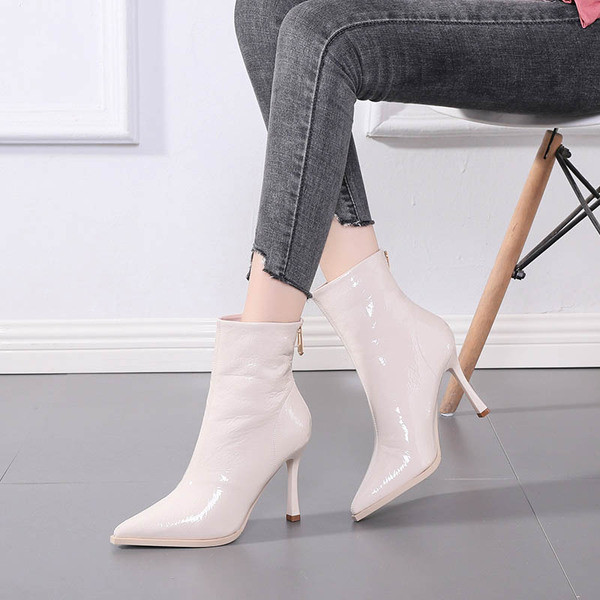 Lakkbőr csizma vékony sarokkal és cipzárral