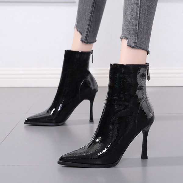 Lakkbőr csizma vékony sarokkal és cipzárral