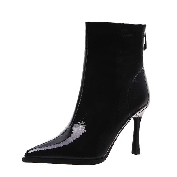 Lakkbőr csizma vékony sarokkal és cipzárral