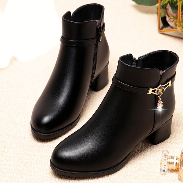 Jesenske čizme s metalnim ukrasom i niskom petom