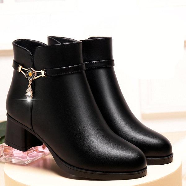 Jesenske čizme s metalnim ukrasom i niskom petom