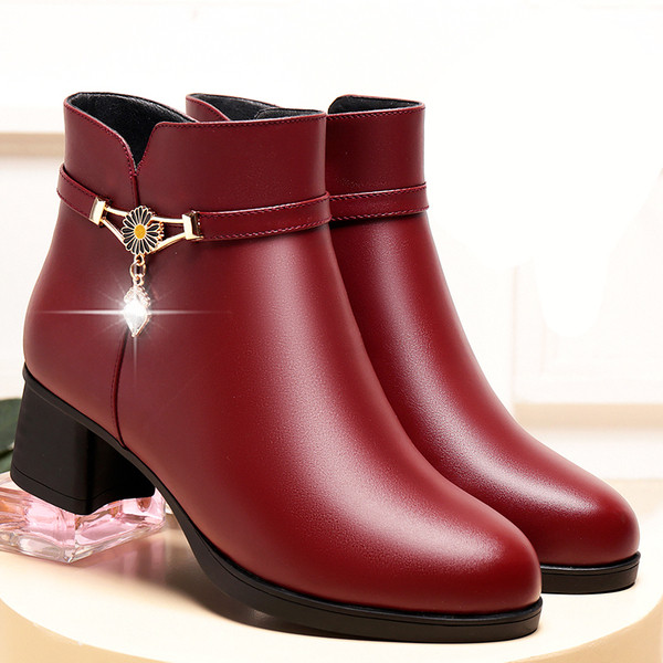 Jesenske čizme s metalnim ukrasom i niskom petom