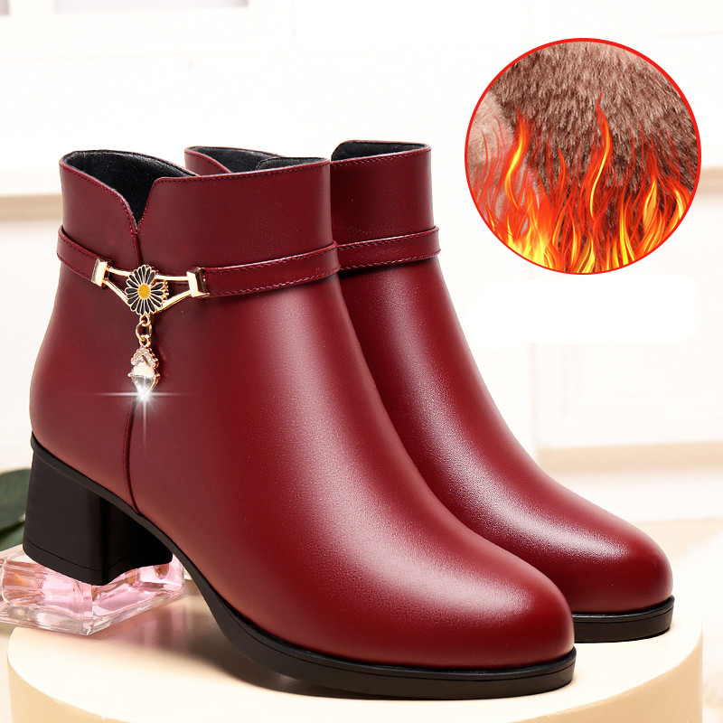 Jesenske čizme s metalnim ukrasom i niskom petom