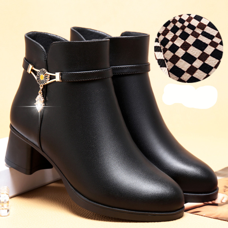 Jesenske čizme s metalnim ukrasom i niskom petom