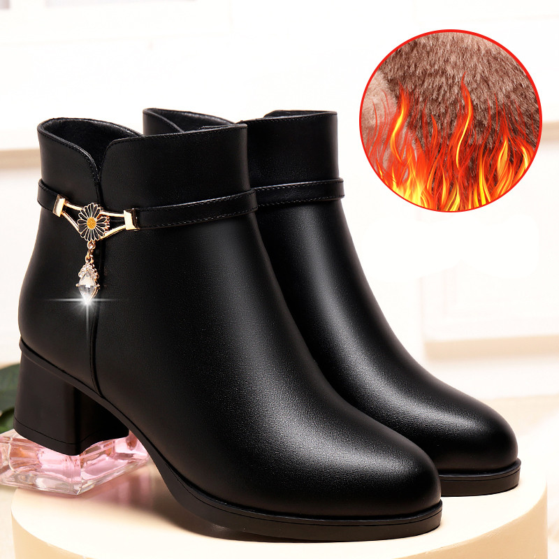 Jesenske čizme s metalnim ukrasom i niskom petom