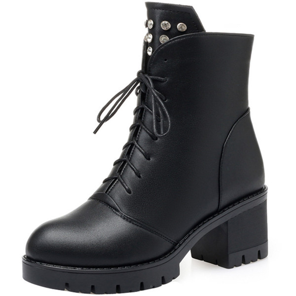 Moodsad paelte ja metallneetidega saapad