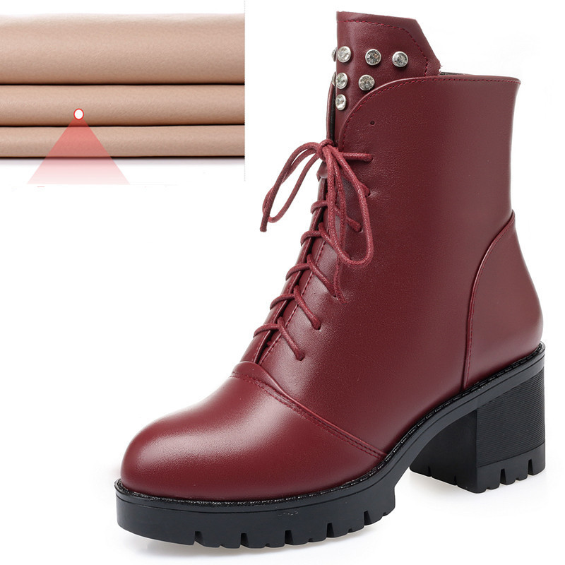 Moodsad paelte ja metallneetidega saapad