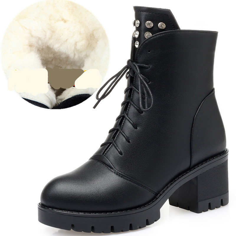 Moodsad paelte ja metallneetidega saapad