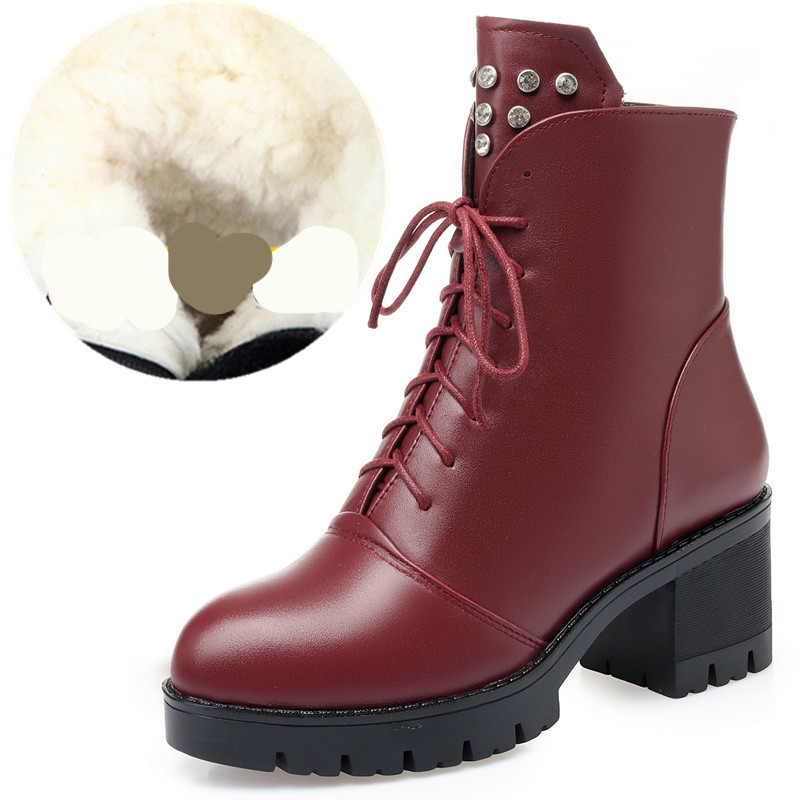 Moodsad paelte ja metallneetidega saapad