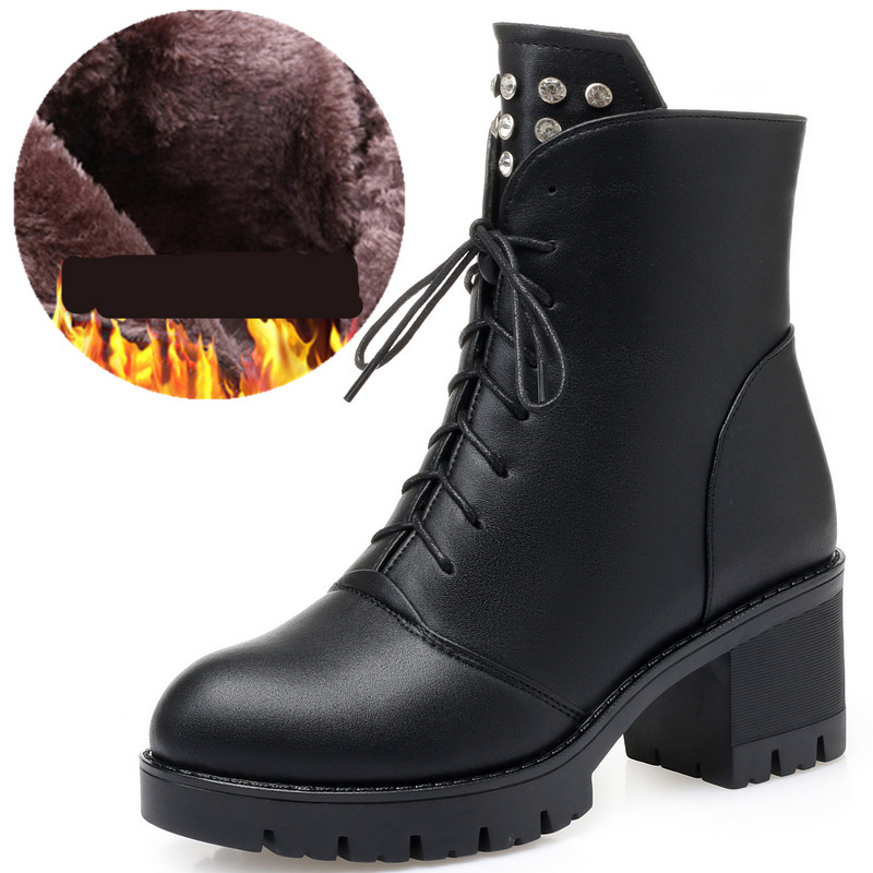 Moodsad paelte ja metallneetidega saapad