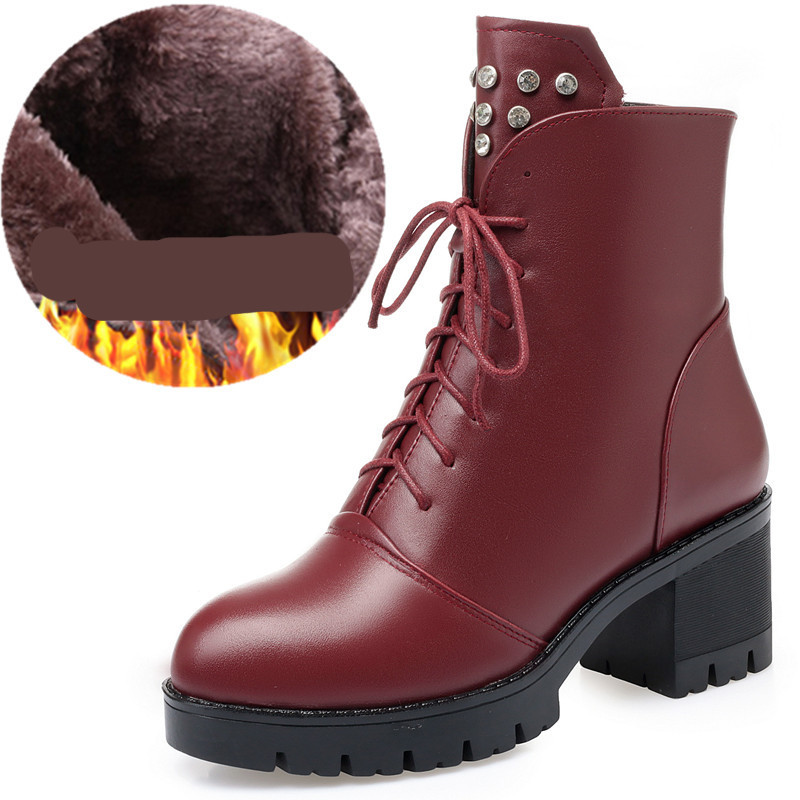 Moodsad paelte ja metallneetidega saapad