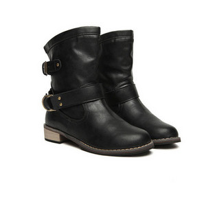 Női téli csizma csatos és alacsony sarkú