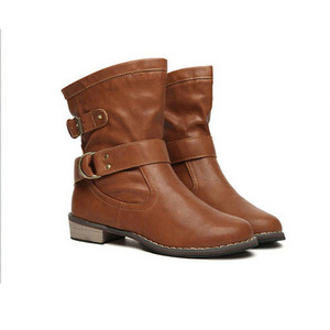 Női téli csizma csatos és alacsony sarkú