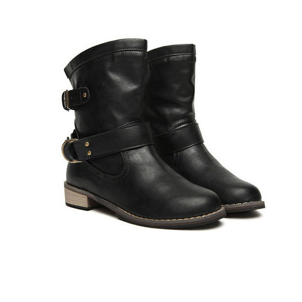 Női téli csizma csatos és alacsony sarkú