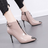 Moodsad õhukeste kontsadega ja metallist elementidega naiste saapad