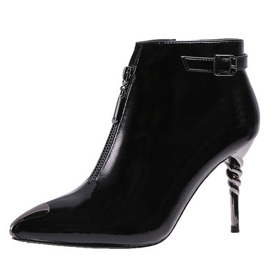 Moodsad õhukeste kontsadega ja metallist elementidega naiste saapad