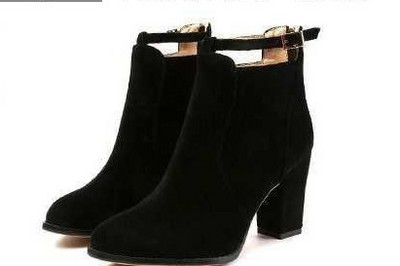 Moderne ženske čizme s kopčom i debelom petom