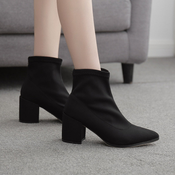 Fekete női csizma hegyes modell vastag sarokkal