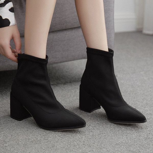 Fekete női csizma hegyes modell vastag sarokkal