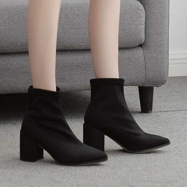 Fekete női csizma hegyes modell vastag sarokkal