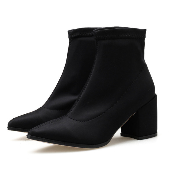 Fekete női csizma hegyes modell vastag sarokkal