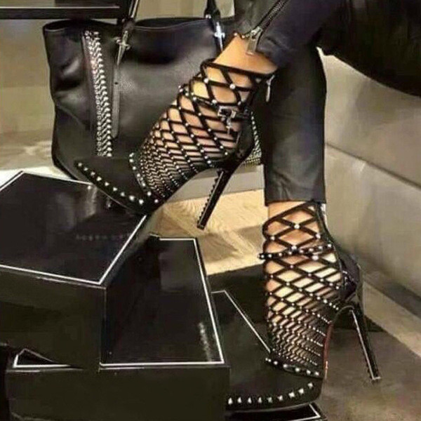 Moodsate kõrgete kontsade ja metallelementidega naiste saapade uus mudel